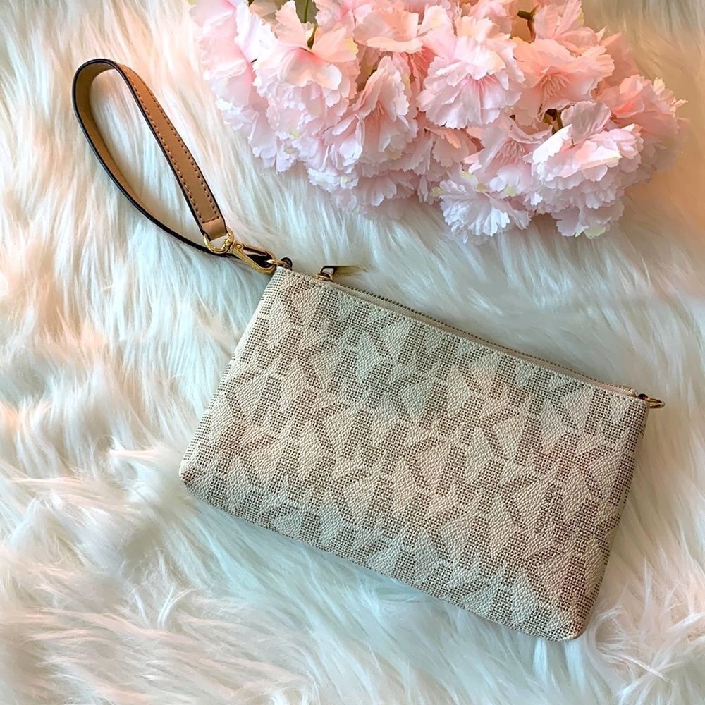 MICHEAL KORS FASHION WRISTLET - Picture 4 of 16
